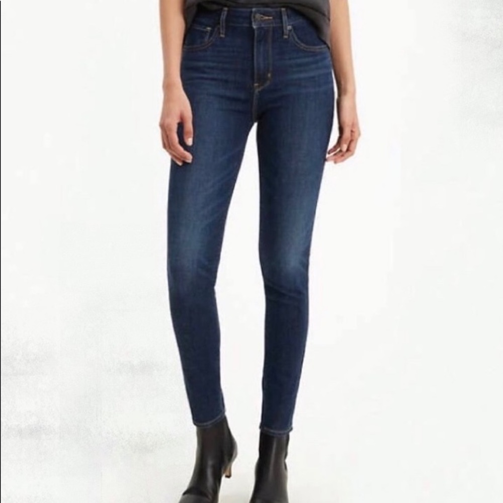 Levi’s 721 High Rise Skinny in Med/Dark Wash